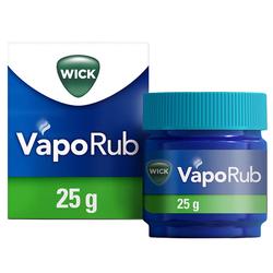 Blaues Glas und Verpackung einer Salbe mit grünem Etikett und der Aufschrift "VapoRub".